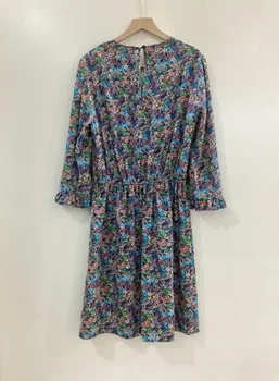 Женское мини-платье из 100% вискозы с эластичным поясом и круглым вырезом и цветочным принтом в виде букв.