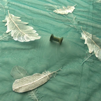 Качественный марлевый материал Вышивка павлиньим зеленым белым пером ткань для съемки фона платья головной убор ткань