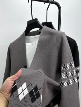 Модный брендовый кардиган-свитер мужской 2023 осень и новый V-образный вырез, деловой повседневный дизайн с карманами, корейский повседневный вязаный свитер, куртка